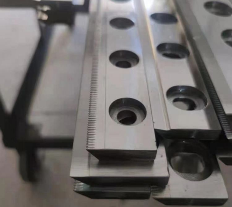 刀口(kou)鑲鋼刀